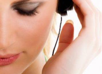 croppedimage356259-woman-listening-to-music111